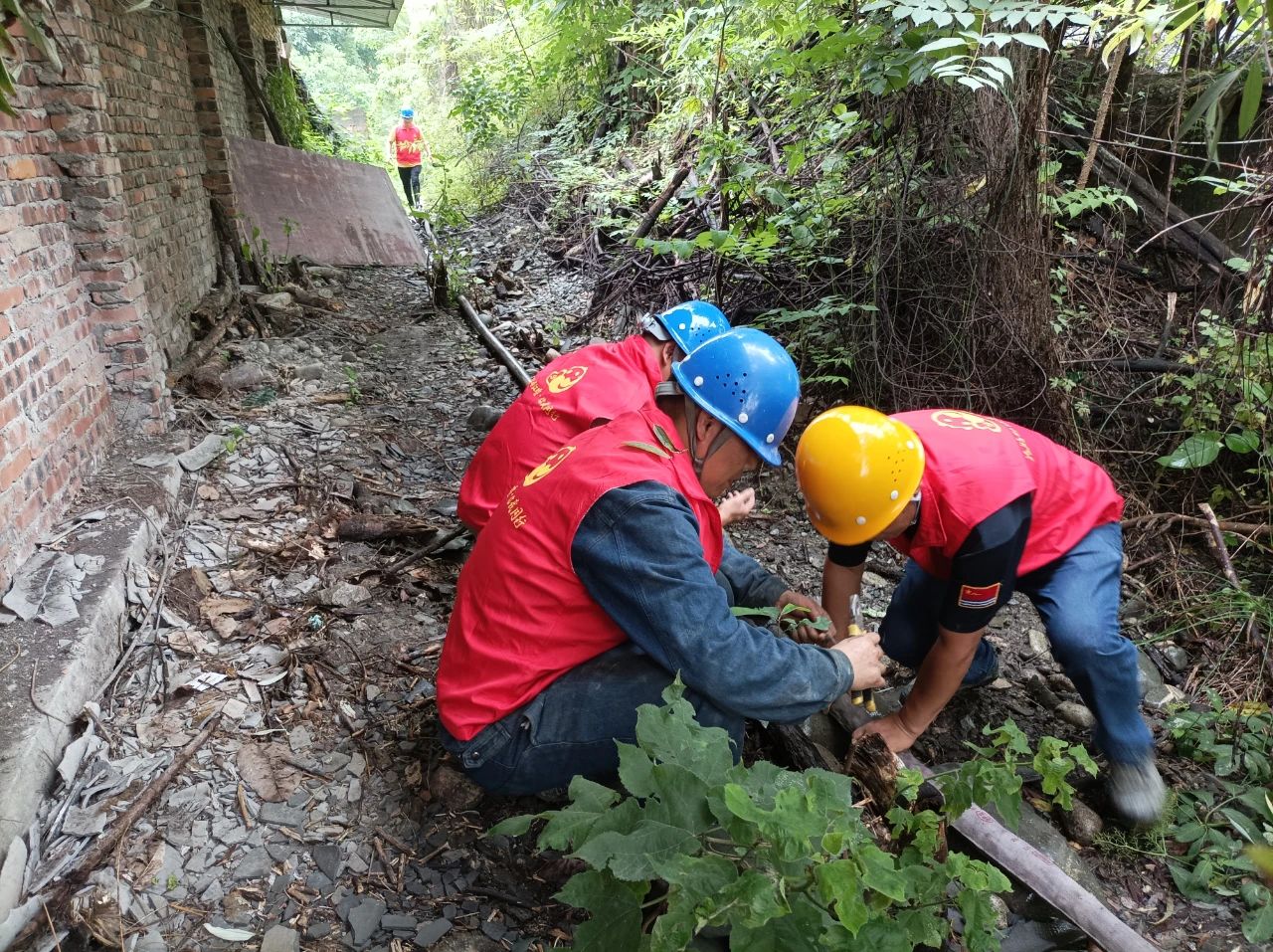 黨員帶頭·職工堅守丨都投集團全力應對強降雨保障城市運行